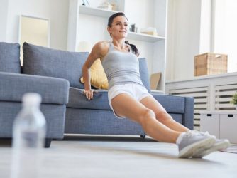 7 ejercicios para mantenerse en forma con ayuda del sofá