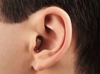 Audífonos invisibles: qué son, cómo son y cómo funcionan